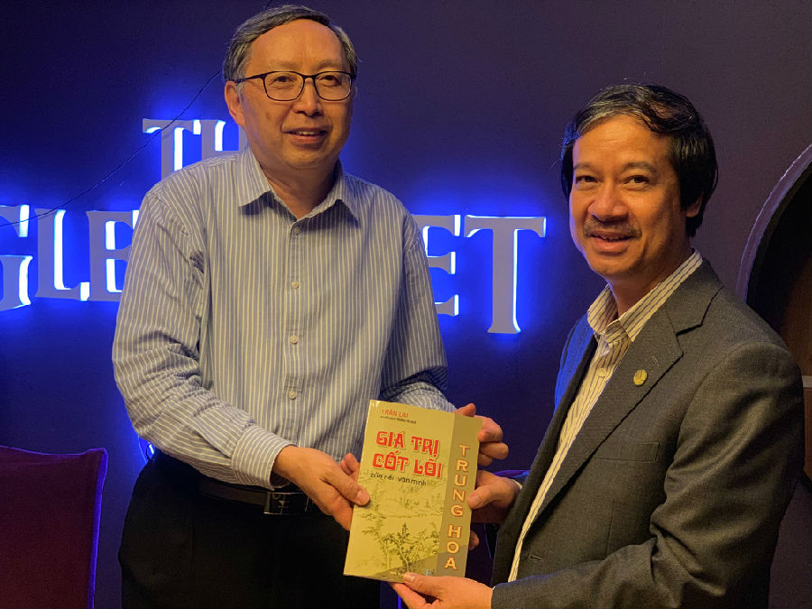 陈来向河内国立大学??校长阮金山教授现场赠?1?